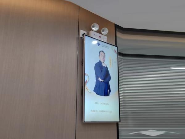 Advertising machine display screen of 43 inches-bring you a clearer advertising visual experience