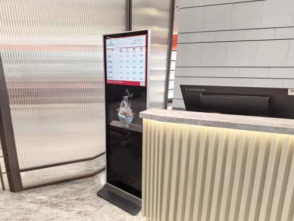 Application value of touching lcd advertising machine in shopping malls and supermarkets