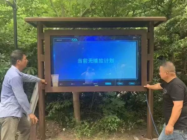 Can the outdoor advertising machine display screen of bus stop sign customize personalized information