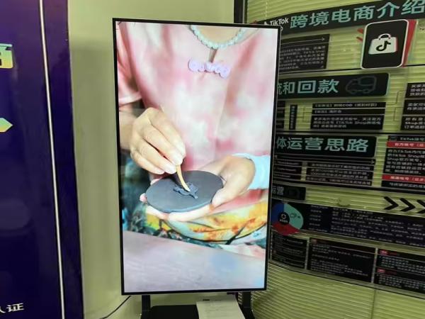 Different types of advertising machine display screens are used differently