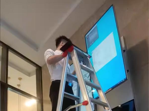 How does the information release screen of elevator advertising machine display screen enhance the advertising value