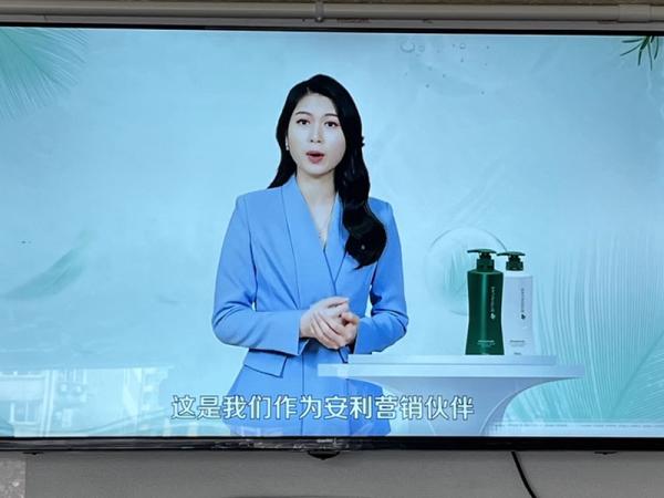 How is the multimedia playing effect of wall-mounted advertising machine display screen