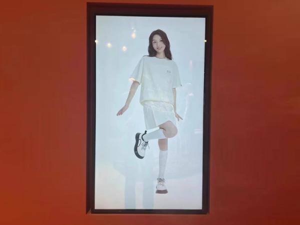 How to apply the information release system of lcd advertising machine display screen