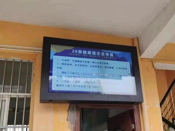 How to combine outdoor advertising machine display screens with the Internet to highlight business maximization