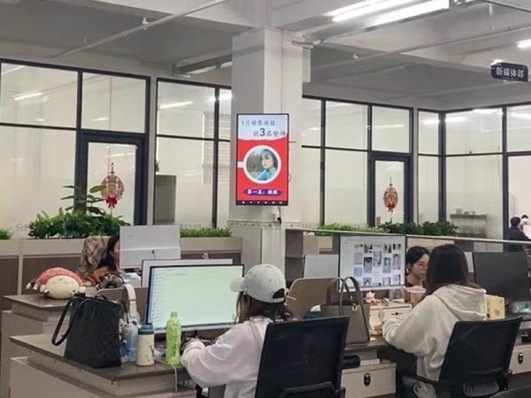 How to distinguish lcd advertising machine display screen from TV set