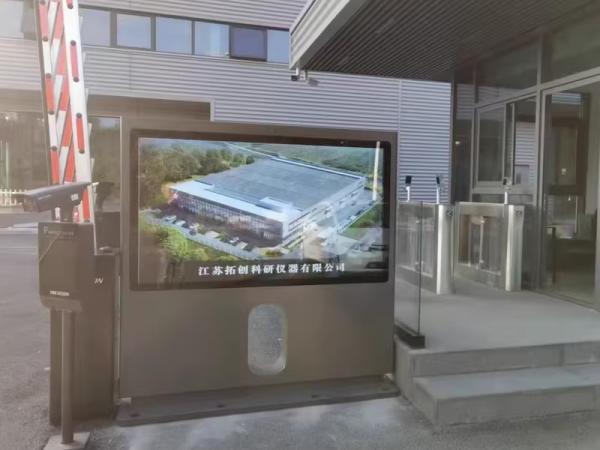 How to upgrade the new media advertising machine screen