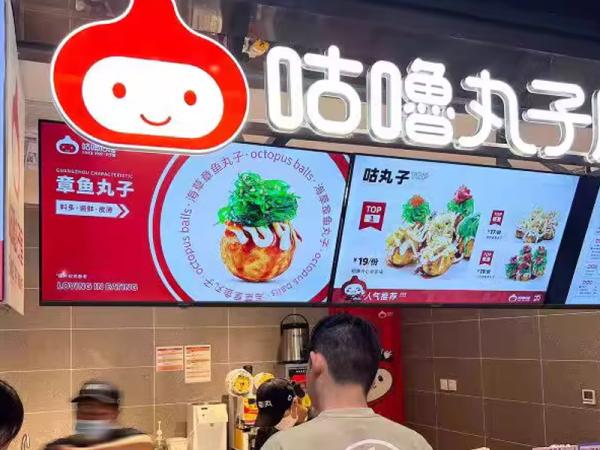 Introduction to the use of Ruiguan LCD advertising machine display screen in cinemas