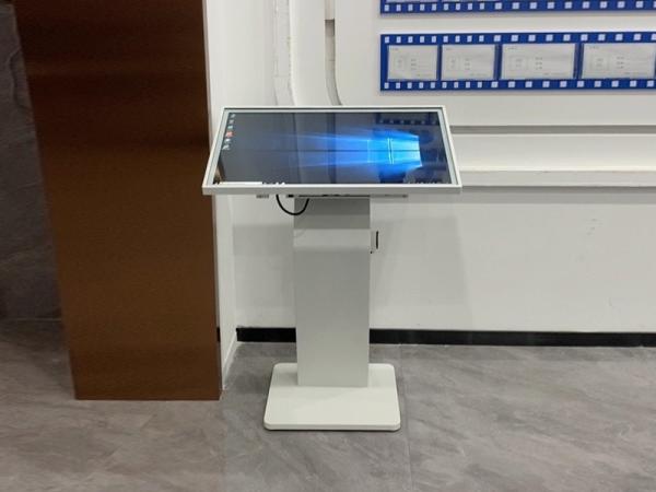 Liquid crystal display screen of Ruiguan high-definition wall-hung advertising machine