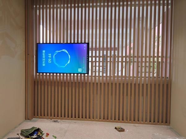 Touch the LCD display screen of the advertising machine to realize human-computer interaction