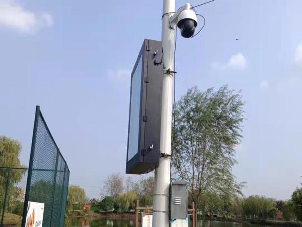 What are the characteristics of outdoor lcd advertising machine screen