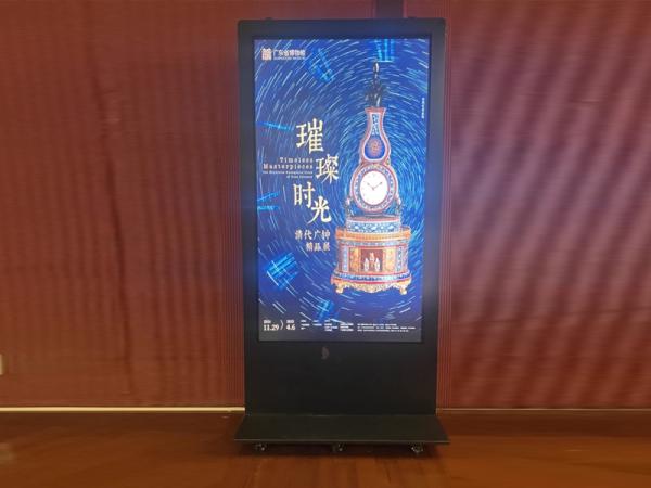 What are the core technical features of outdoor advertising machines