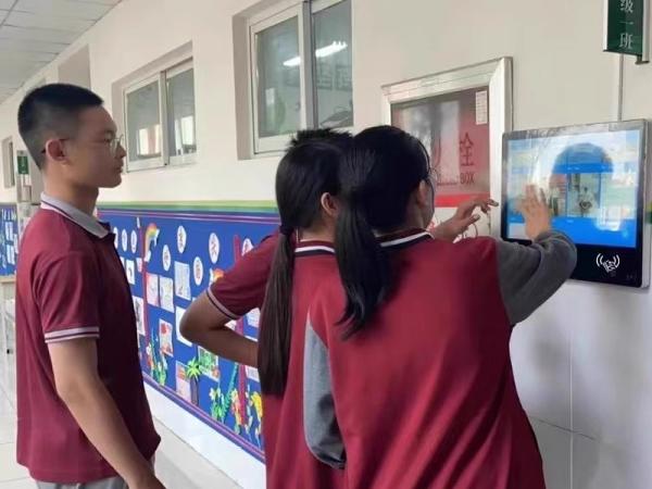 What convenience does the electronic class card machine display screen bring to the school