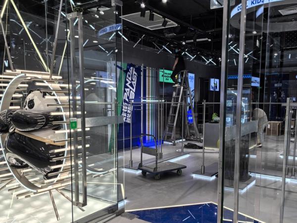 What is a touch wall-mounted advertising machine