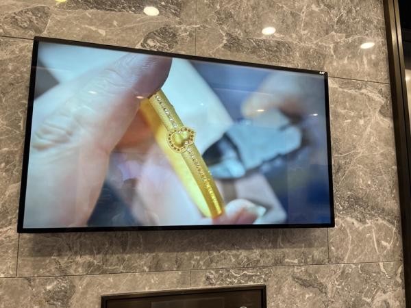 What parts does the LCD splicing screen conference room display system include