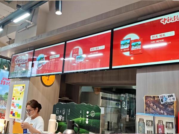 What's the difference between high-brightness LCD and ordinary LCD advertising display machine screen