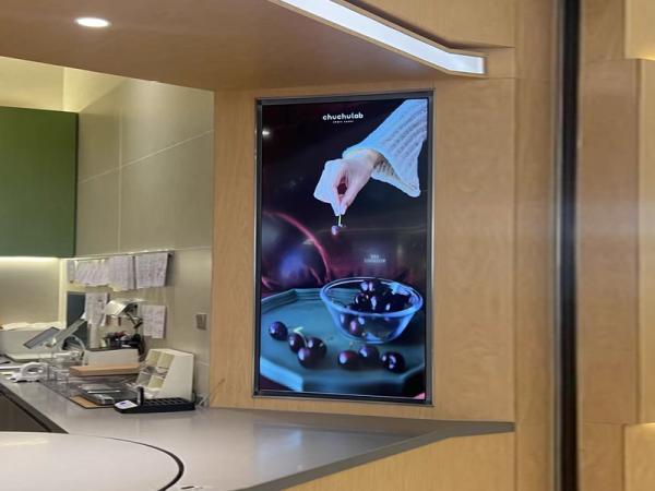 Why can the display screen of elevator advertising machine be valued by media advertising companies