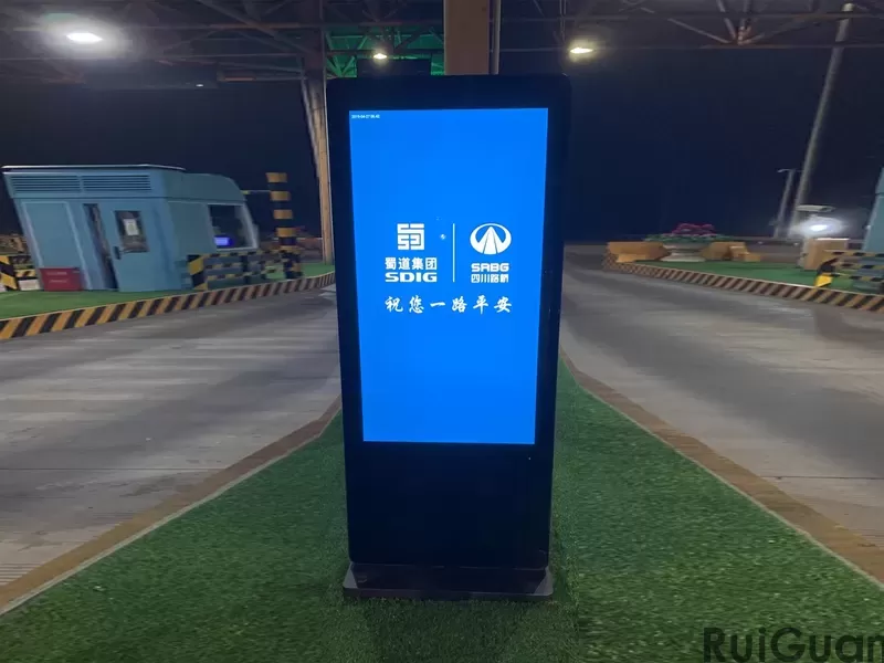 Waterproof outdoor electronic 4K digital signage lcd led play vertical totem adv